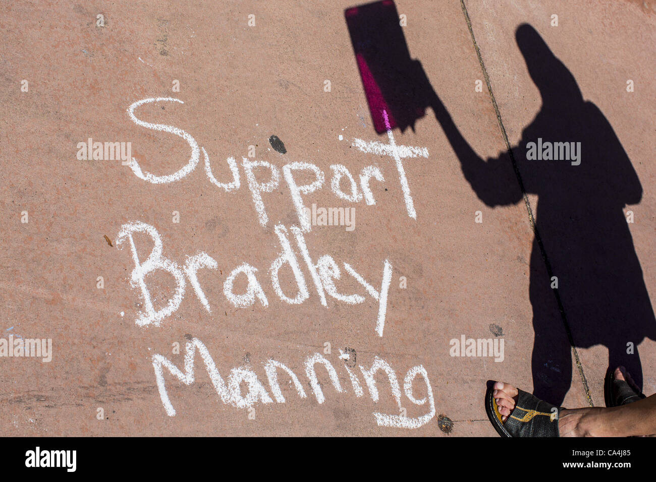 6. Juni 2012 spricht - Phoenix, AZ, Vereinigte Staaten von Amerika - A Demonstrant zur Unterstützung der US Armee PFC Bradley Manning in Phoenix Mittwoch. Etwa 10 Menschen versammelten sich an einer Straßenecke in zentralen Phoenix-Mittwoch, Manning, zu unterstützen, die kriminell wurden vorbei Geheimnisse in der '' Wikileaks'' in Rechnung gestellt Stockfoto