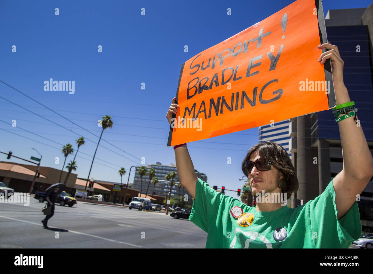 6. Juni 2012 - Phoenix, AZ, Vereinigte Staaten von Amerika - A Verfechter von US Armee PFC Bradley Manning Streikposten eine Straßenecke in Phoenix Mittwoch. Etwa 10 Menschen versammelten sich an einer Straßenecke in zentralen Phoenix-Mittwoch, Manning, zu unterstützen, die kriminell wurden berechnet für die Übergabe von Geheimnissen in der '' Wikile Stockfoto