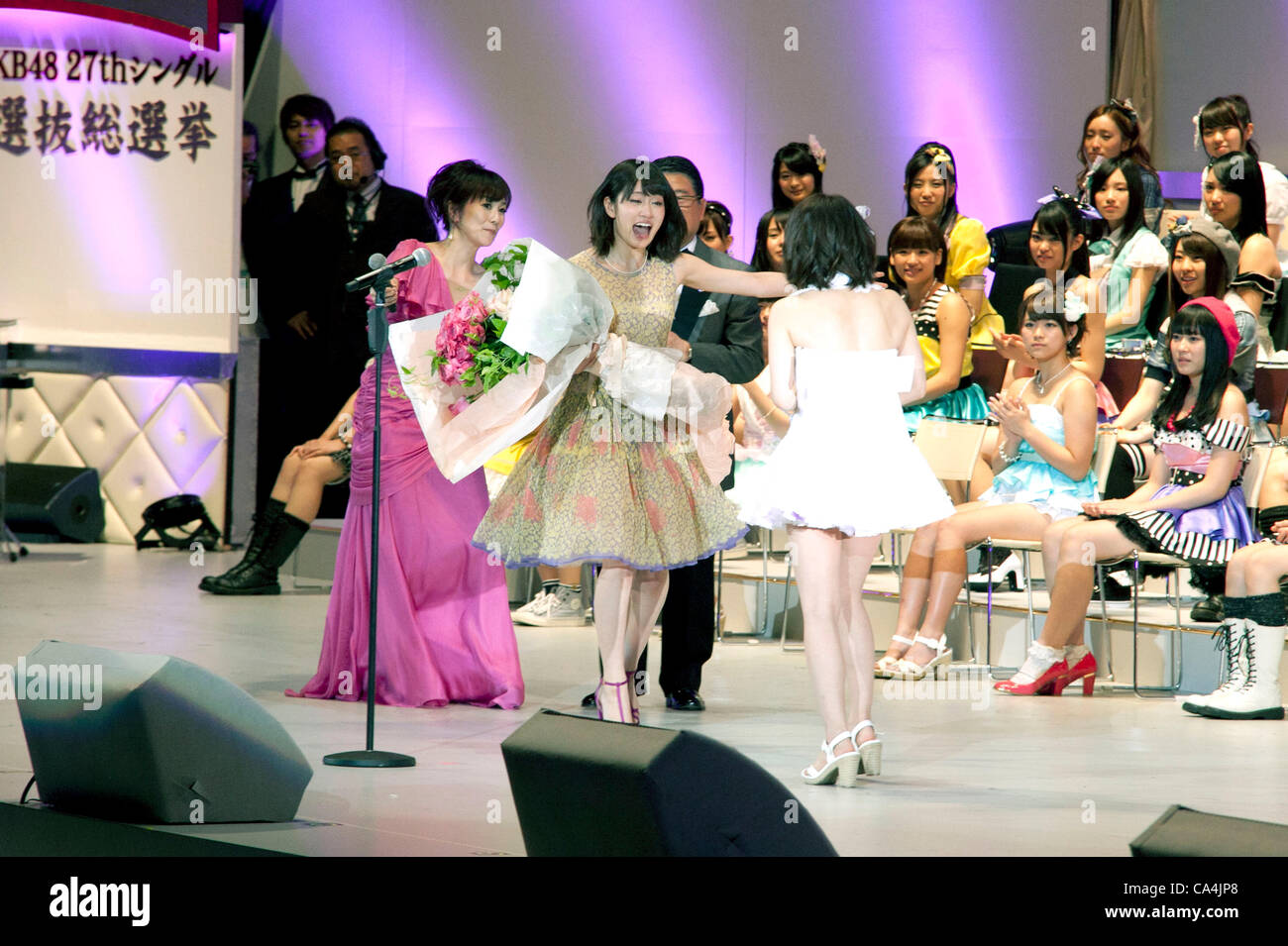 6. Juni 2012, Tokyo, Japan - verleiht Atsuko Maeda Blumen Yuko Oshima, die erste Wahl.  AKB allgemeine Wahlen im Nippon Budokan. Die größte Girl-Band der Welt und Japans beliebteste Popgruppe gewählt seinen neuen Führer in einer landesweiten Wahl offen für alle Fans. Das Kollektiv organisiert Stockfoto