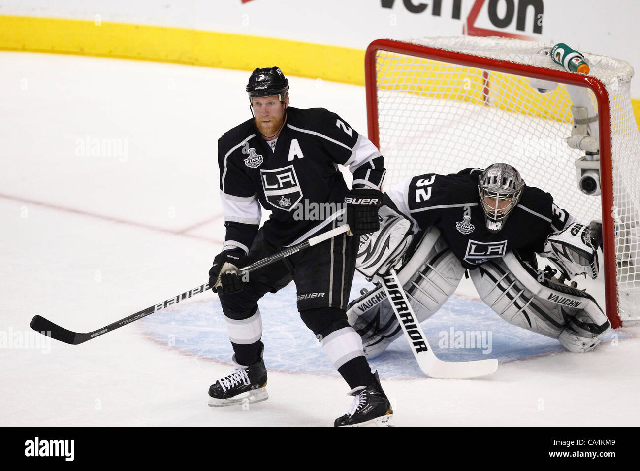 06.06.2012. Staples Center, Los Angeles, Kalifornien.   Die Los Angeles Kings Verteidiger #2 Matt Greene "A" (USA) und Torhüter #32 Jonathan Quick (USA) verteidigen das Netz während der New Jersey Devils-Spiel gegen die Los Angeles Kings in Spiel 4 der Stanley-Cup-Finale im Staples Center in Los Stockfoto