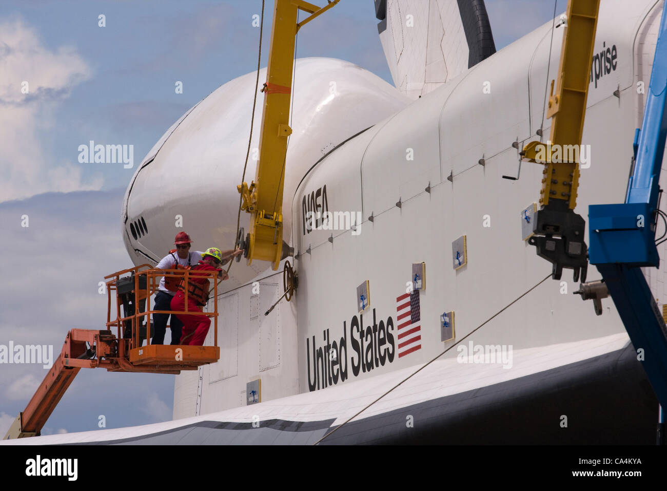 6. Juni 2012. New York City, USA. Arbeitnehmer aus Wochen Marine Team Heavy Lift zuordnen eine gelbe Wiege der Space Shuttle Enterprise, so dass sie auf dem Deck die USS Intrepid Aircraft Carrier angehoben werden kann, wo es in der ständigen Ausstellung im Rahmen der Sea, Air & Space Museum werden. Stockfoto