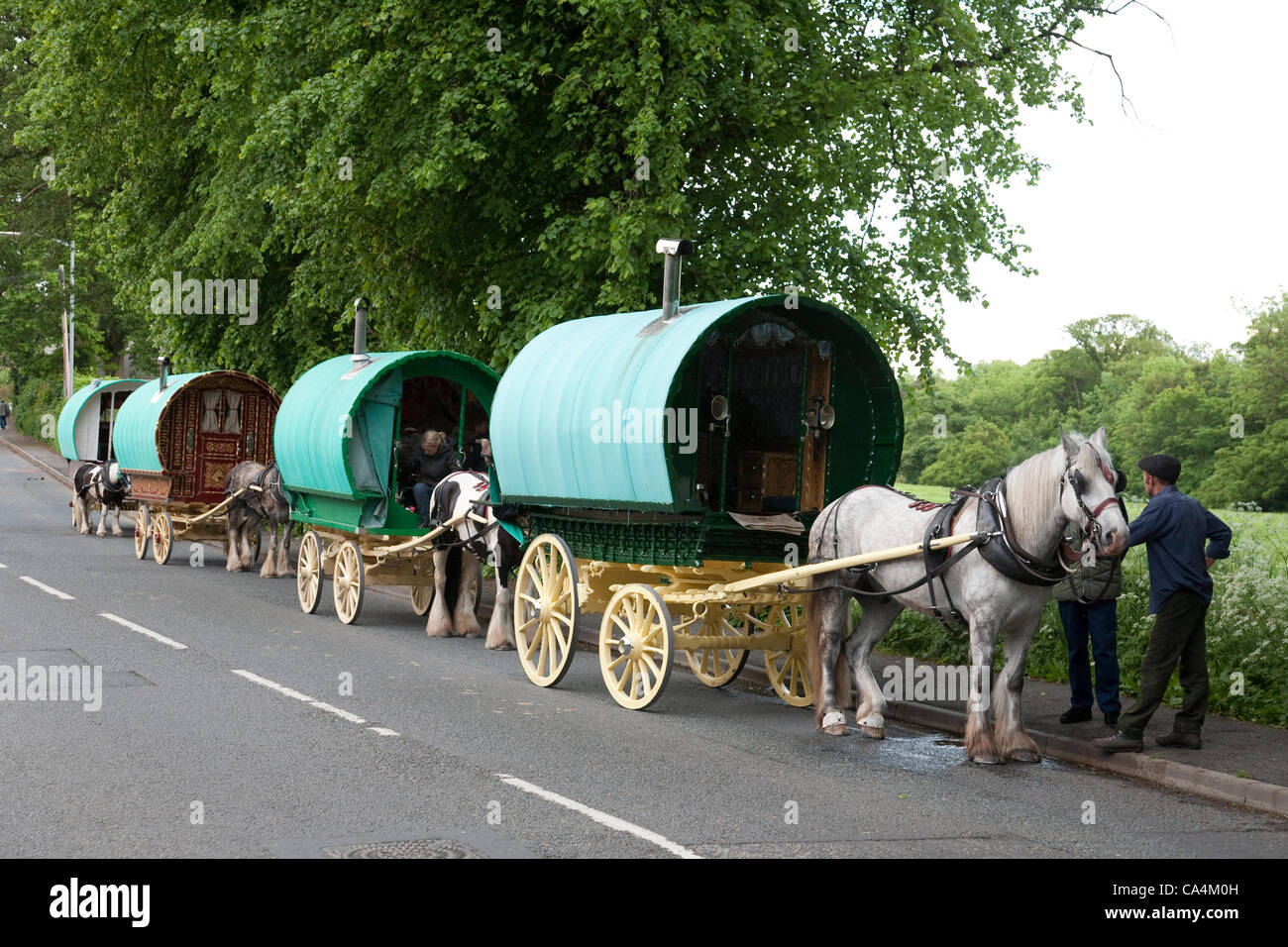 Mittwoch, 6. Juni 2012 bei Appleby, Cumbria, England, UK. Pferden gezogene Bogen-Top Wagen kommen aus ganz England für Appleby Fair, die größte jährliche Zusammenkunft von Sinti und Roma und fahrenden in Europa.   Dieser Konvoi verbrachte zu und eine halbe Woche Thre unterwegs, Messe, von Stoke-on-Trent zu erreichen. Die fa Stockfoto