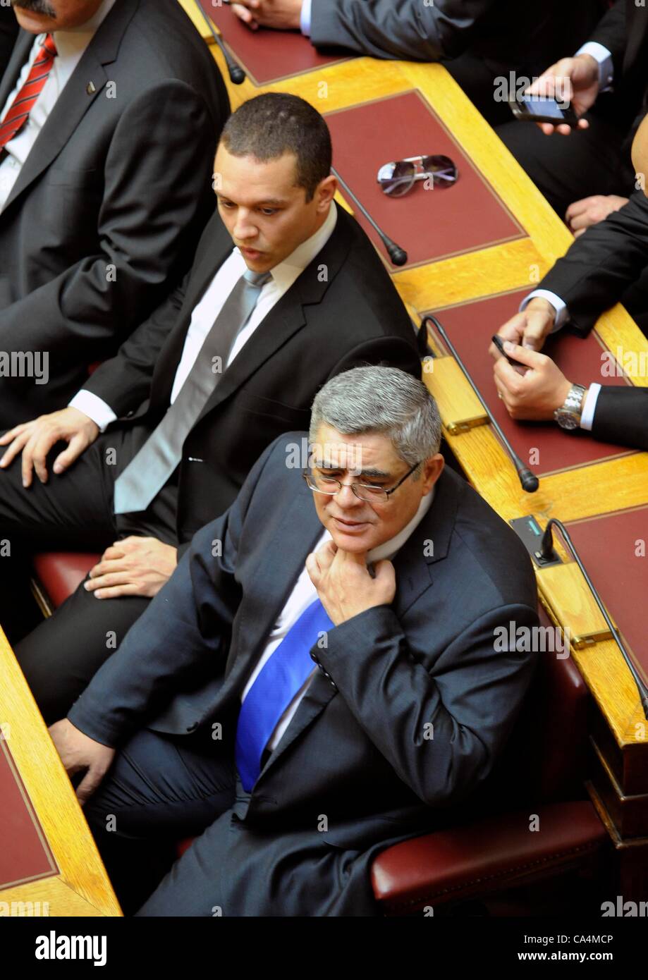 17. Mai 2012, Athen, Griechenland. Ilias Kasidiaris(top left), Golden Dawn und Führer Michaloliakos im Parlament. 7. Juni 2012 Haftbefehl für Kasidiaris Haftbefehl ergangen ist, nachdem er linke SYRIZA Wasser warf die Rena Dourou und dann schlug KKEs Liana Kanelli dreimal während einer live TV-Debatte. Stockfoto