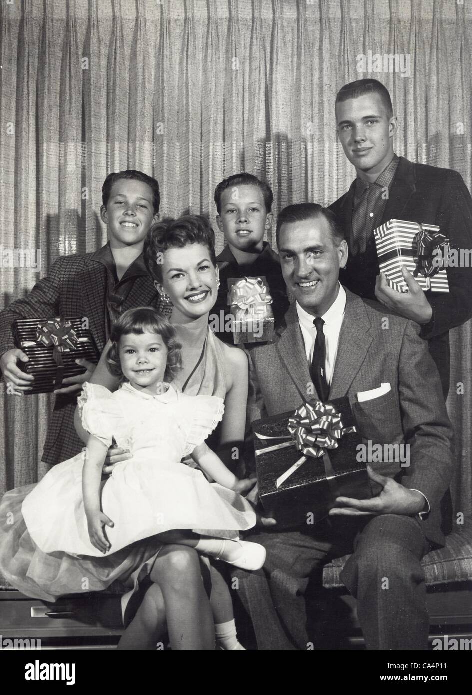 GALE ST0RM mit Ehemann Lee Bonnell, Söhne Phillip Bonnell, Peter