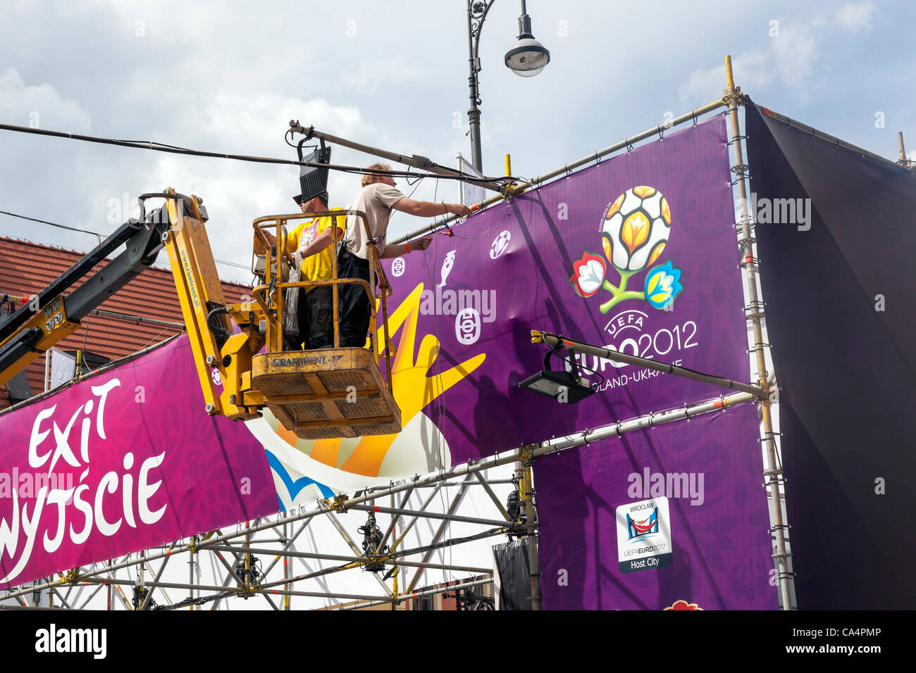 Wroclaw, Polen. 7. Juni 2012. Letzte Vorbereitungen der Euro-2012-Fan-Zone auf dem Markt in der alten Zentrum von Breslau. Stockfoto