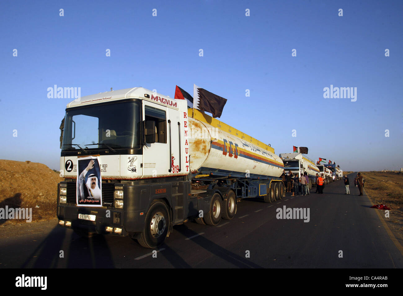 7. Juni 2012 - Rafah, Gaza-Streifen, Palästinensische Autonomiegebiete - kommt ein Kraftstofftanker am Grenzübergang Rafah zu Ägypten auf 7. Juni 2012. Israel erlaubt fünf Tanklastwagen aus Katar Öl in den Gazastreifen zu überqueren, am Donnerstag um einen schweren Stromausfall ausgelöst durch einen Streit über Lieferungen zwischen zu erleichtern Stockfoto