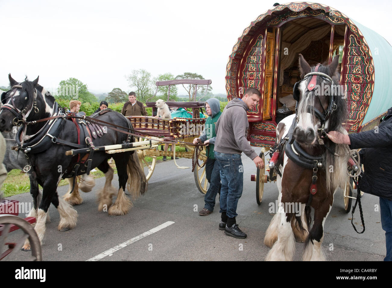 Donnerstag, 7. Juni 2012 bei Appleby, Cumbria, England, UK. Pferden gezogene Bogen-Top Wagen kommen aus ganz England am ersten Tag der Messe Appleby, die größte jährliche Zusammenkunft von Sinti und Roma und fahrenden in Europa.  Die Messe findet statt 7.-13. Juni 2012. Stockfoto