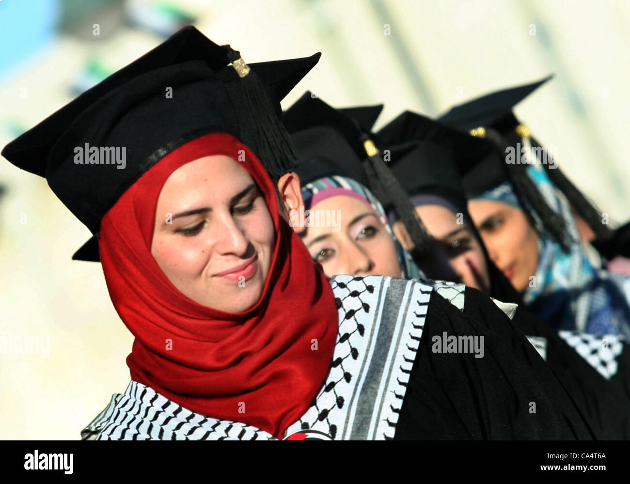 7. Juni 2012 - Nablus, West Bank - palästinensische Studentinnen feiern während der 32. Abschlussfeier an der Al-Najah Universität in der Westbank-Stadt. im Jahre 1918 gegründet, die Universität hat mehr als 22.000 Studenten und ist die größte palästinensische Gebiete. (Kredit-Bild: © Nedal Eshtayah/APA-Images / Stockfoto