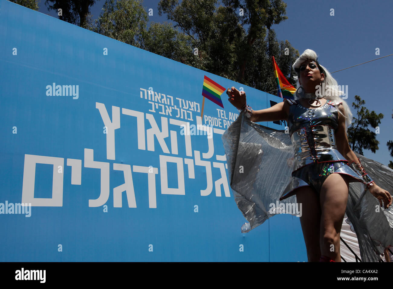 Eine Drag-Queen-Sänger in stark geschminkt, während der Eröffnung der jährlichen Gay-Pride-Parade in Tel Aviv Israel Stockfoto