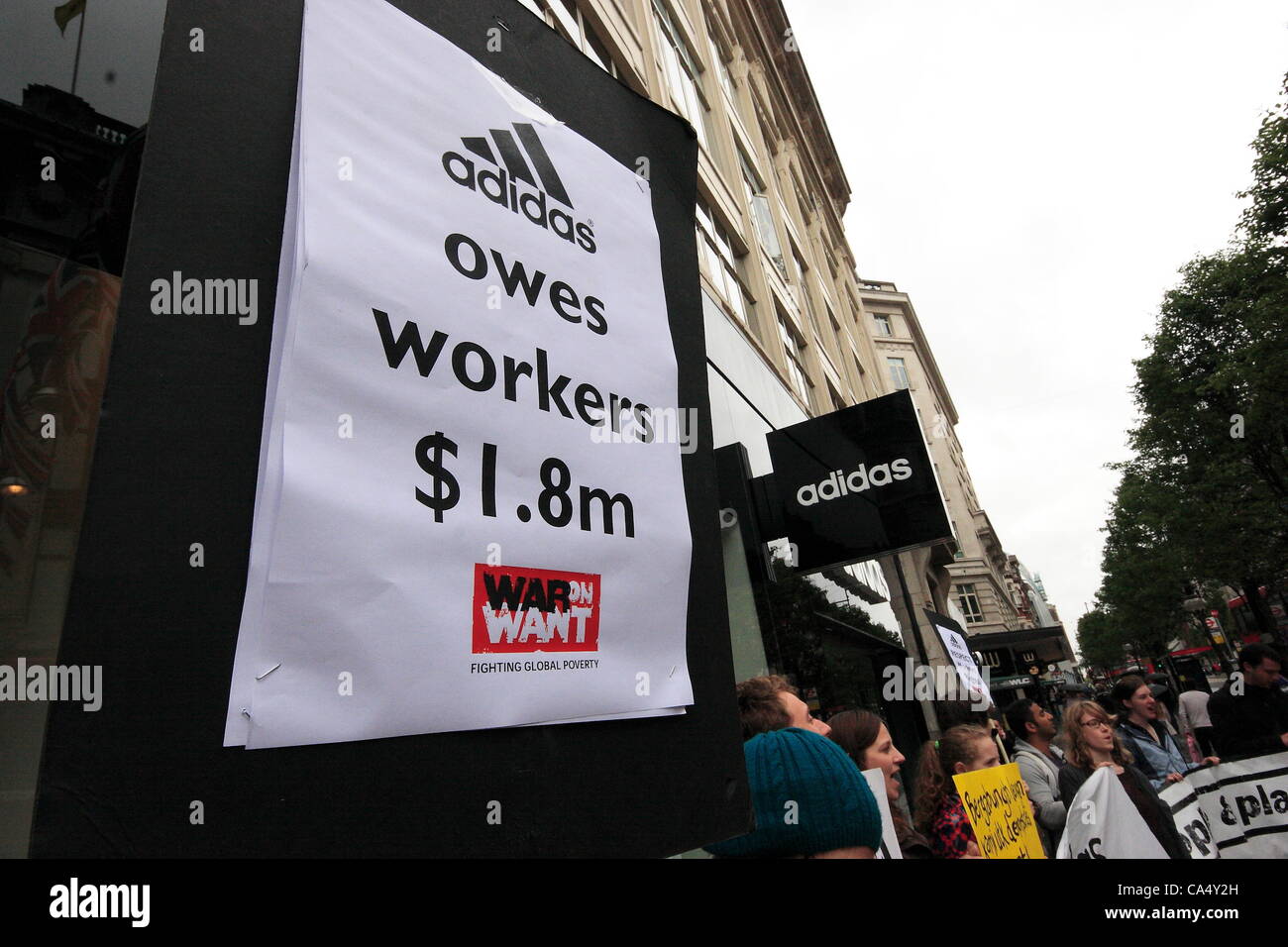 Freitag, 8. Juni 2012 UK Feminista Protest bei Adidas speichern Oxford Street in London. Die Gruppe behaupten, dass Adidas Indonesisch verdanken Arbeitnehmerinnen einige $1. 8m bei den Löhnen, die nach der Schließung eines ihrer Zulieferbetriebe im 2011. Kreditrahmen: Kredit: HOT SHOTS / Alamy Live News Stockfoto