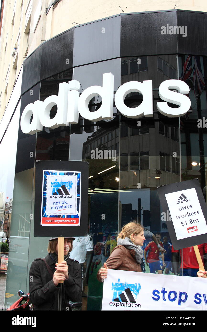 Freitag, 8. Juni 2012 UK Feminista Protest bei Adidas speichern Oxford Street in London. Die Gruppe behaupten, dass Adidas Indonesisch verdanken Arbeitnehmerinnen einige $1. 8m bei den Löhnen, die nach der Schließung eines ihrer Zulieferbetriebe im 2011. Kreditrahmen: Kredit: HOT SHOTS / Alamy Live News Stockfoto