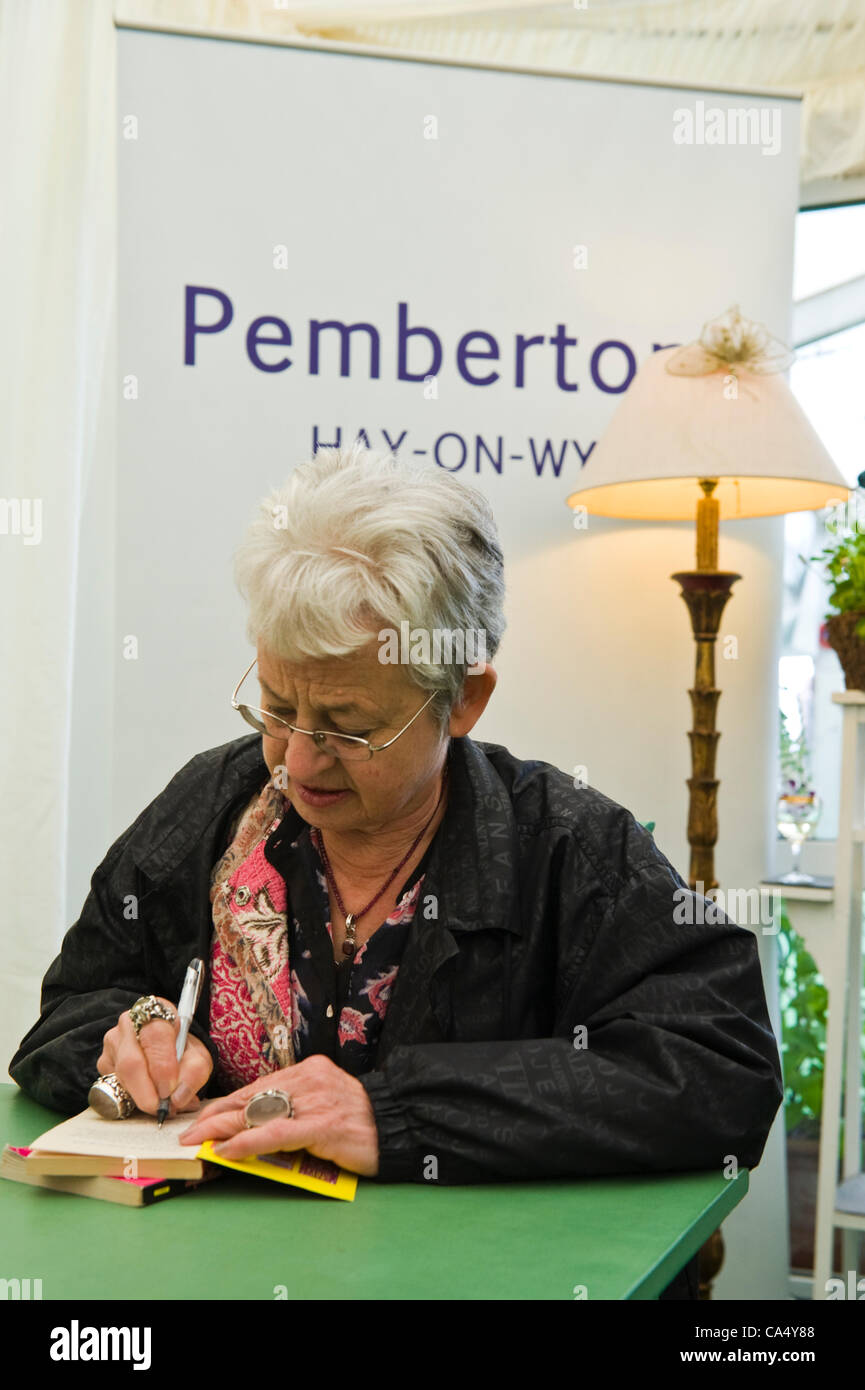 Jacqueline Wilson, Autor Kinderbuch Unterzeichnung Pembertons Buchhandlung am Telegraph Hay Festival 2012, Hay-on-Wye, Powys, Wales, UK Stockfoto
