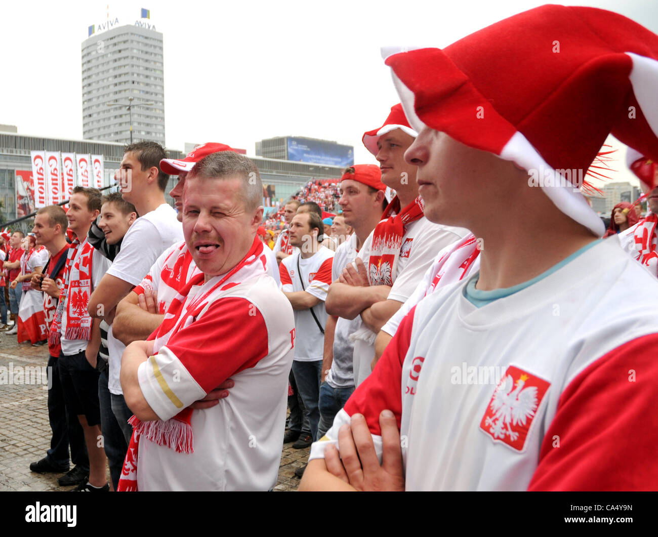 08.06.2012, Warschau, Polen. Polnische Fans in der Fan Zone befindet sich vor dem Palast der Kultur und Wissenschaft, ca. 3 Stunden vor dem Gruppe A Polen Vs Griechenland Eröffnungsspiel bei der UEFA EURO 2012 in Warschau. Stockfoto