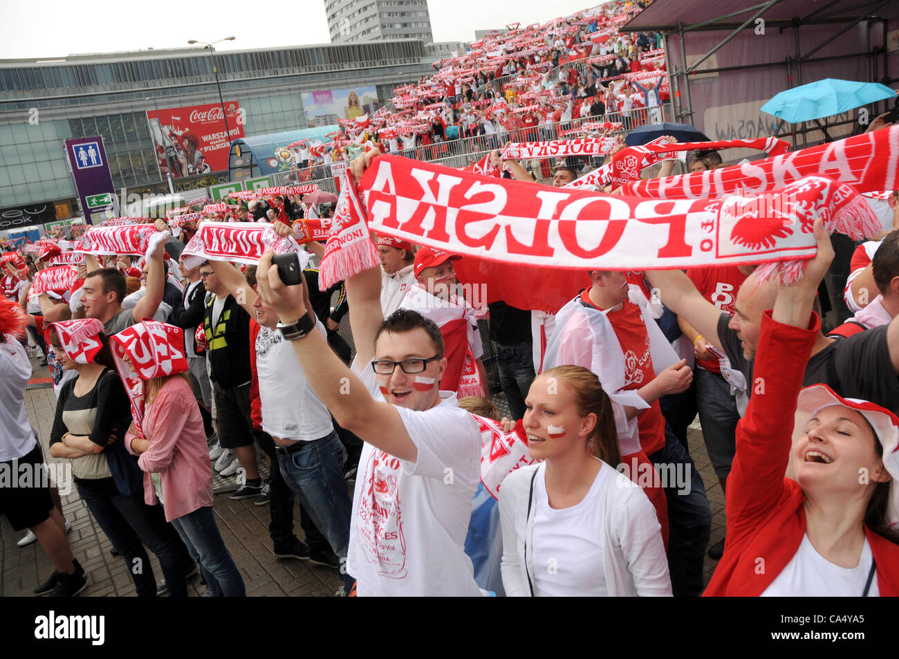 08.06.2012, Warschau, Polen. Polnische Fans in der Fan Zone befindet sich vor dem Palast der Kultur und Wissenschaft, ca. 3 Stunden vor dem Gruppe A Polen Vs Griechenland Eröffnungsspiel bei der UEFA EURO 2012 in Warschau. Stockfoto