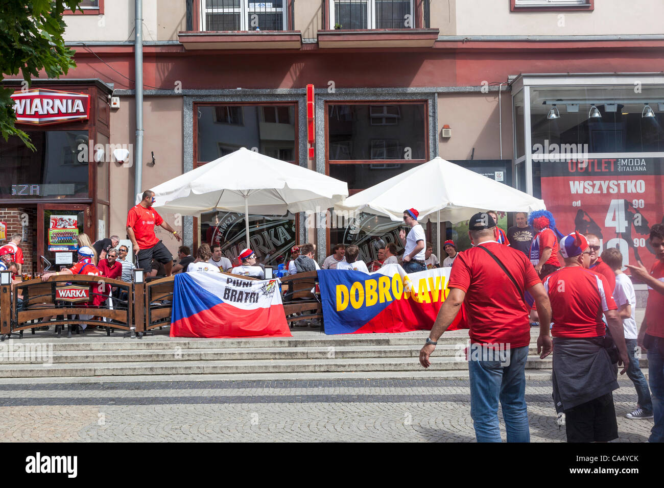 Wroclaw, Polen. 8. Juni 2012. Die tschechischen Fans vor dem Spiel für die Euro 2012 zwischen Tschechien und Russland Stockfoto