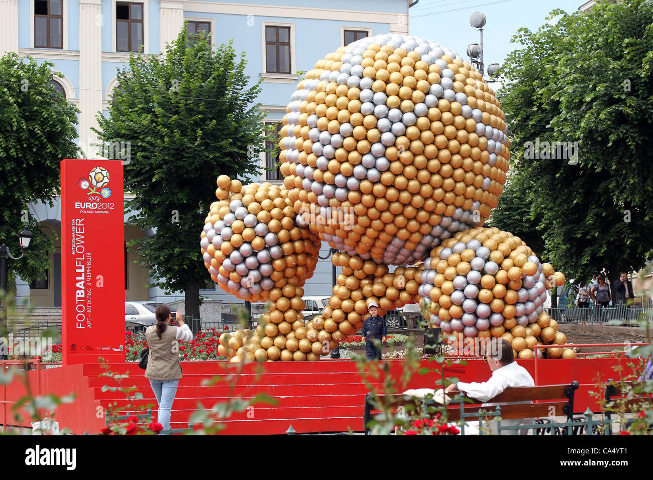 Czernowitz, UKRAINE - Juni 08: Offizielles Logo der UEFA europäische Fußball-Meisterschaft EURO 2012 Polen - Ukraine in der zentrale Platz von Czernowitz, Ukraine am 8. Juni 2012. Stockfoto