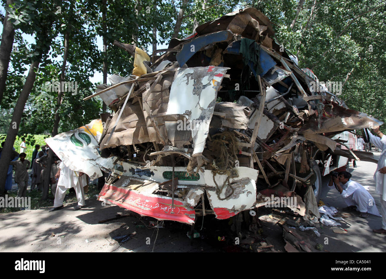 Trümmer des betroffenen Busses befindet sich in Charsadda Road in Gulbela Gebiet nach einem Bombenanschlag am Freitag. Mindestens 14 Tote haben bisher von mehreren anderen verletzt in Peshawar 8. Juni 2012 Stockfoto