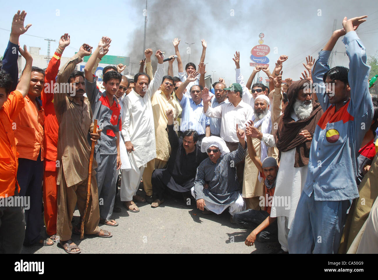 Bürger von Lahore inszenierte eine Demonstration unter dem Banner der alle Pakistan CNG Dealers Association am Tukhar Niaz Baig am Freitag. Die Demonstranten kritisiert stark die mögliche Erhöhung der CNG-Tarife. Eine Autorikscha wurde auch in Brand gesetzt auf den Anlass in Lahore Juni 0 Stockfoto