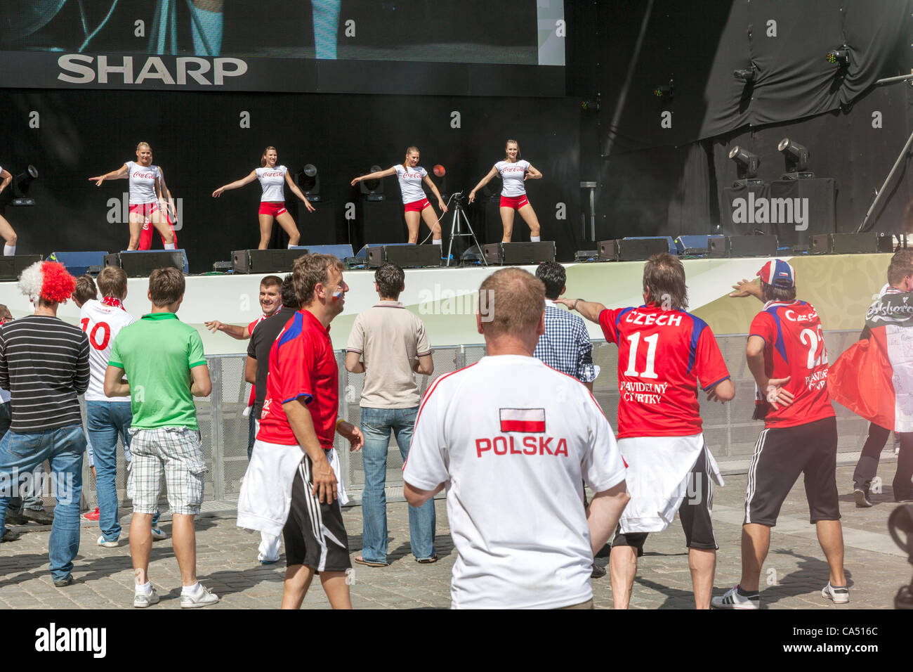 Wroclaw, Polen. Freitag, 8. Juni 2012. Die Fans in der Fanzone vor Tschechien Vs Russland Spiel für die Euro 2012. Stockfoto