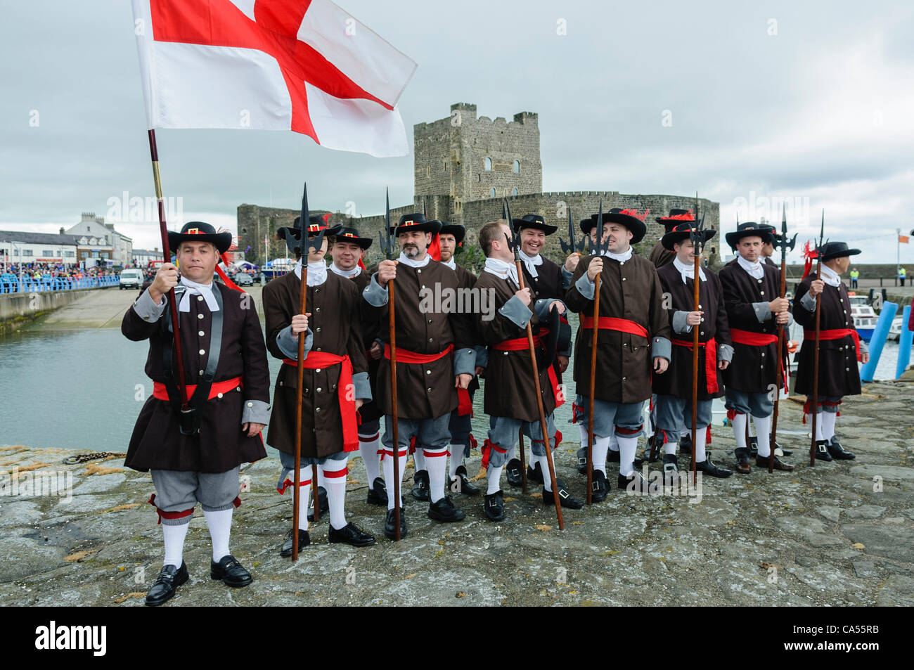 17. Jahrhundert-Soldaten, die Hechte auf einem Reenactment Stockfoto
