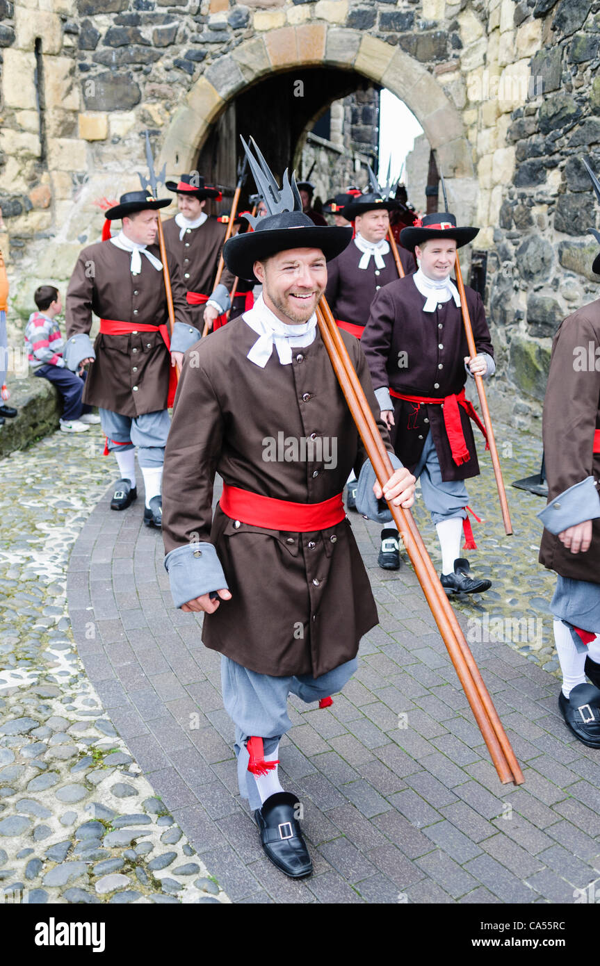 17. Jahrhundert-Soldaten, die Hechte auf einem Reenactment Stockfoto