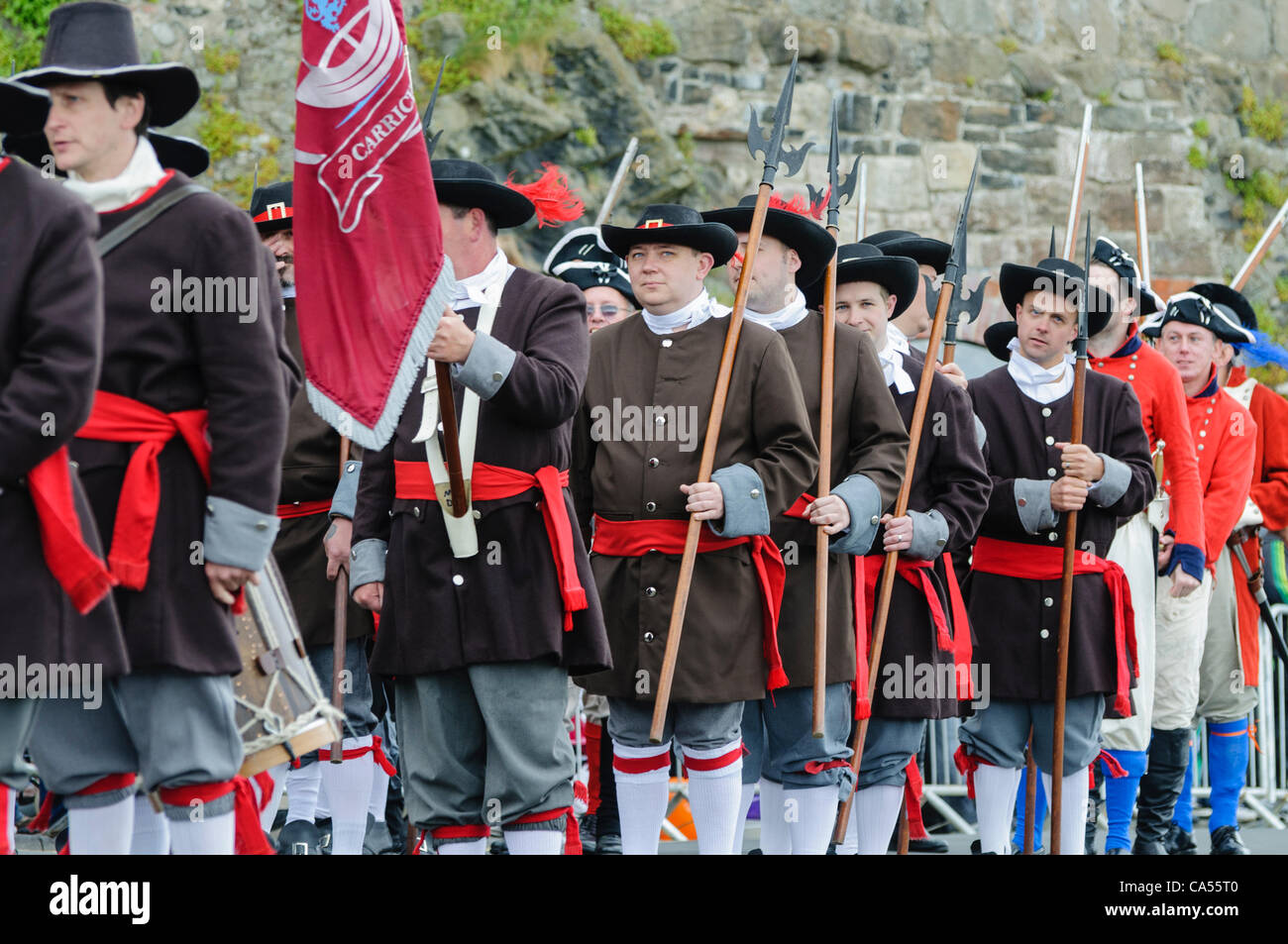 17. Jahrhundert-Soldaten, die Hechte auf einem Reenactment Stockfoto
