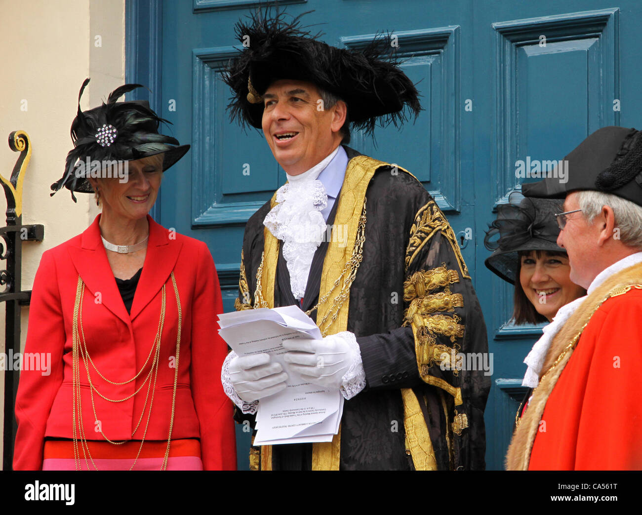 9. Juni 2012. York, UK. Der Oberbürgermeister von York auf den Stufen des The Mansion House und verkündet die Einweihung des 800. Jubiläums der Stadt York immer eine selbstverwaltete Stadt durch die königliche Charta von König John im Jahr 1212. Stockfoto