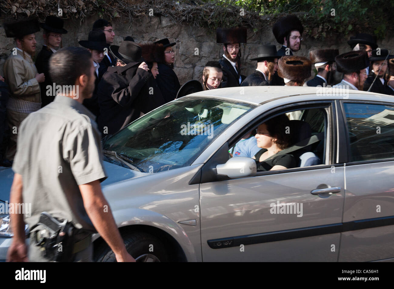 Stadt Stadträtin Laura Wharton ist von ultraorthodoxen Haredim angesprochen, wie sie auf Haneviim, der Prophet Straße, in ihrem Auto geht wie Haredim erneuern ihren Kampf über Schließung der Straße auf den jüdischen Sabbat. Jerusalem, Israel. 9. Juni 2012. Stockfoto