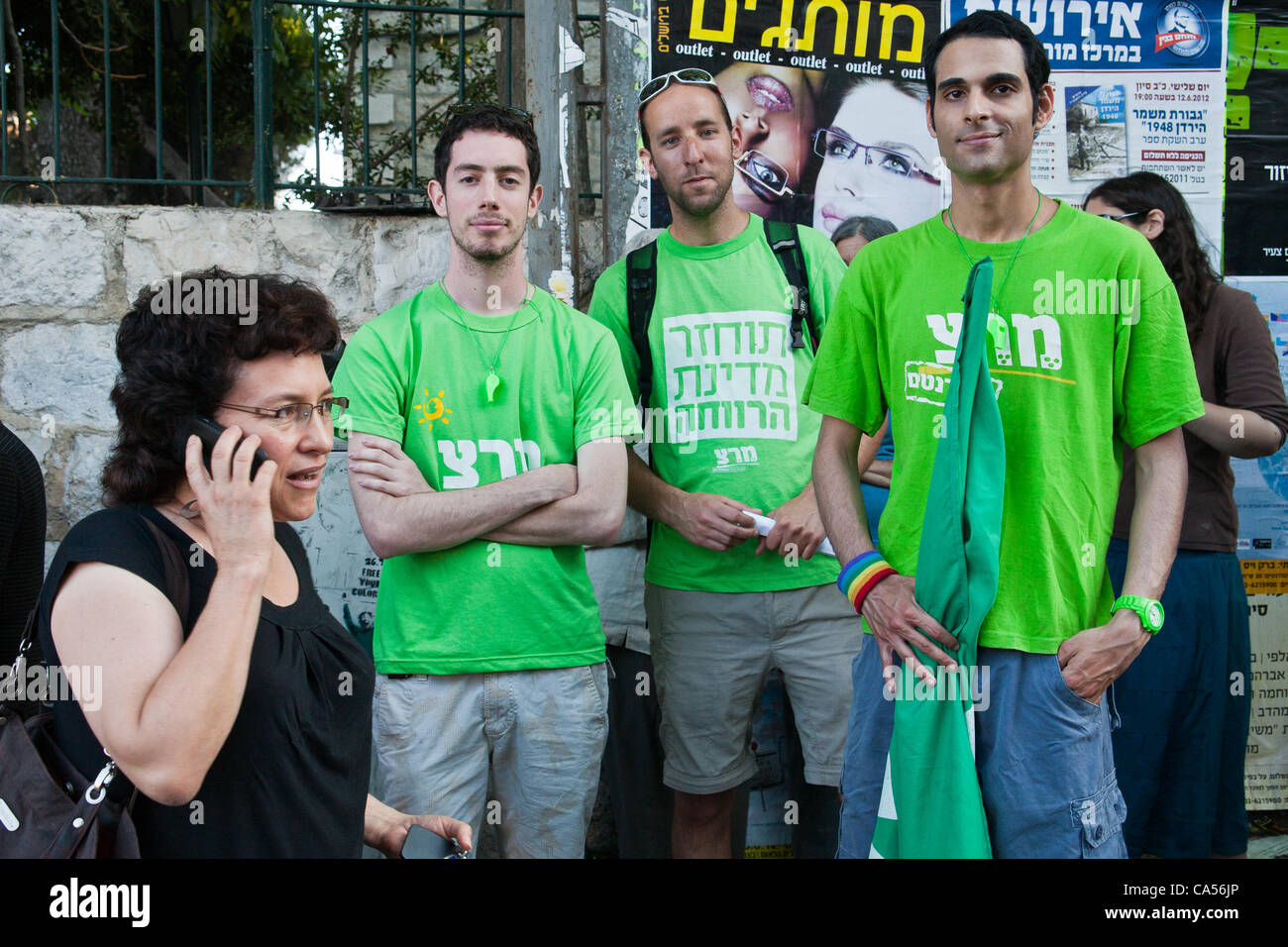 Eine kleine Gruppe von Bürgerrechtlern, einschließlich der Stadt Stadträtin Laura Wharton (L), versucht Bühne eine Gegendemonstration gegen religiöse Nötigung durch Haredim, Verkehr auf Haneviim, der Prophet Straße auf den jüdischen Sabbat zu blockieren versucht. Jerusalem, Israel. 9. Juni 2012. Stockfoto
