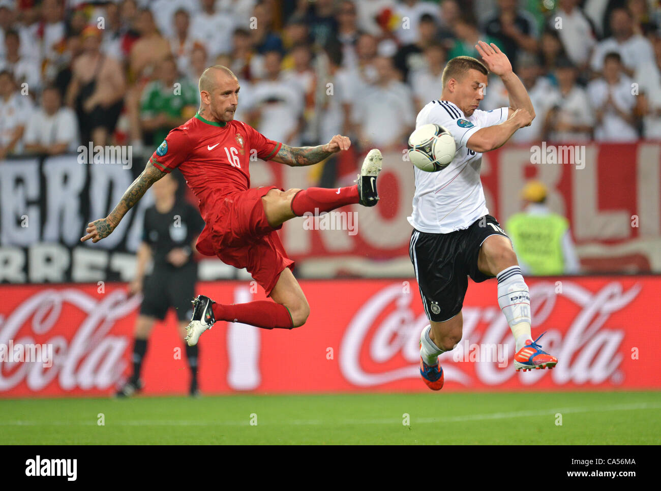 09.06.2012. Lemberg, Ukraine.  Deutschlands Lukas Podolski (R) und Portugals Raul Meireles wetteifern um die Kugel während der UEFA EURO 2012-Gruppe B-Fußballspiel Deutschland gegen Portugal bei Arena Lviv in Lviv, Ukraine, 9. Juni 2012. Stockfoto