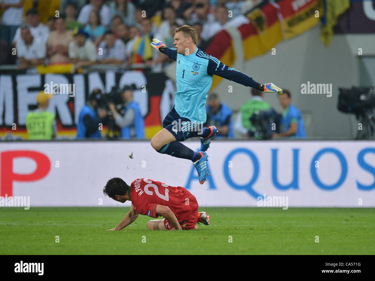 09.06.2012. Lvivi, Ukraine.  Deutschlands Manuel Neuer (oben) und Portugals Helder Postiga Herausforderung für den Ball während der UEFA EURO 2012-Gruppe B Fußball Spiel Deutschland Vs Portugal bei Arena Lviv in Lviv, Ukraine, 9. Juni 2012. Stockfoto