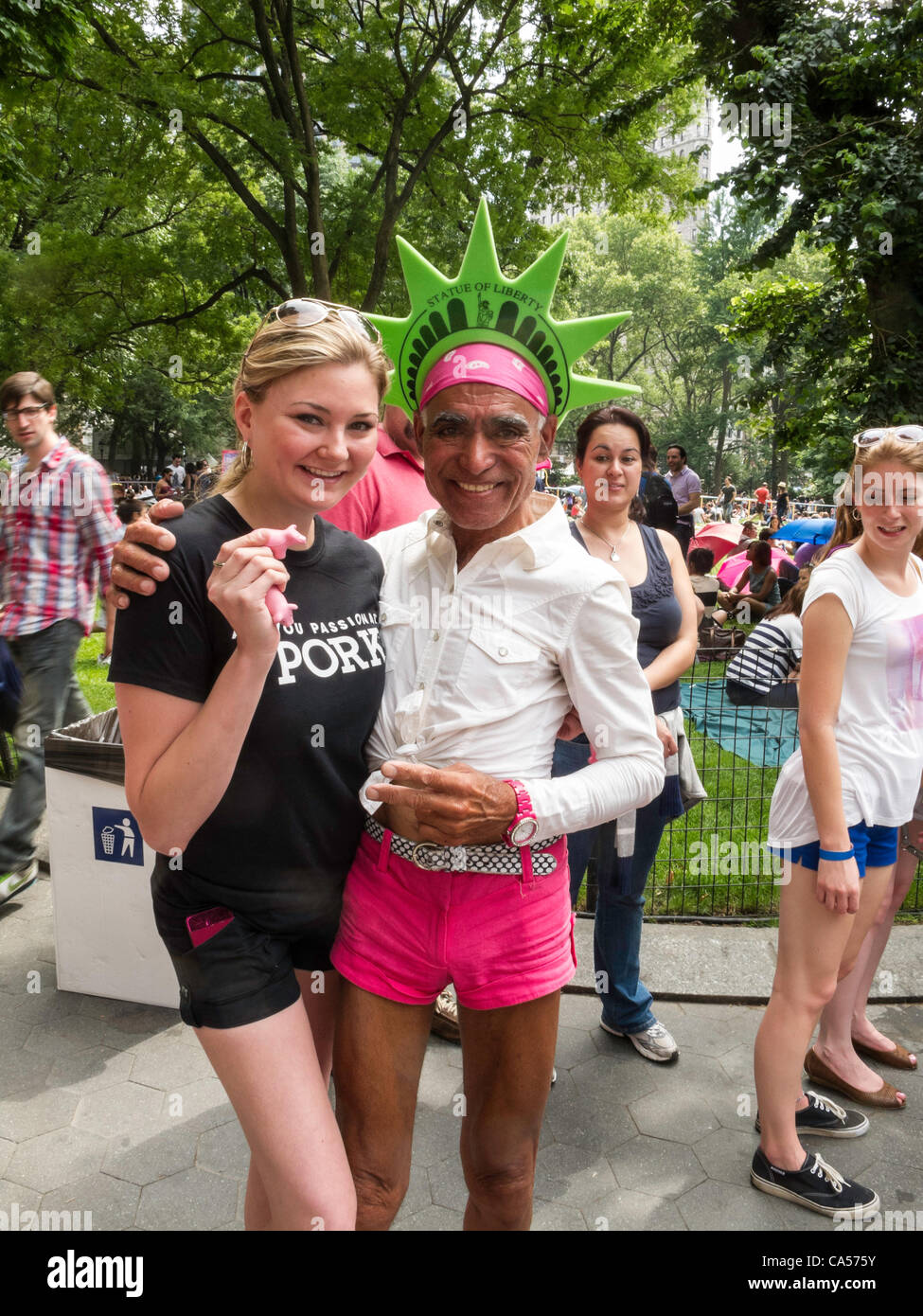 New York, NY – 9. Juni 2012 – drängen Tausende Madison Sq. Park genießen frisch gekochtes Essen am 10. jährlichen Big Apple Grill Stockfoto
