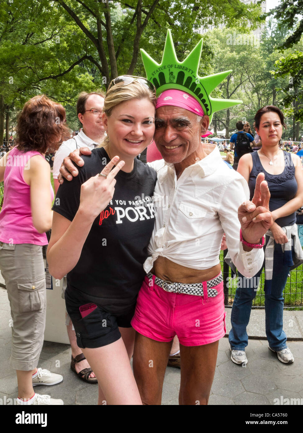 New York, NY – 9. Juni 2012 – drängen Tausende Madison Sq. Park genießen frisch gekochtes Essen am 10. jährlichen Big Apple Grill Stockfoto