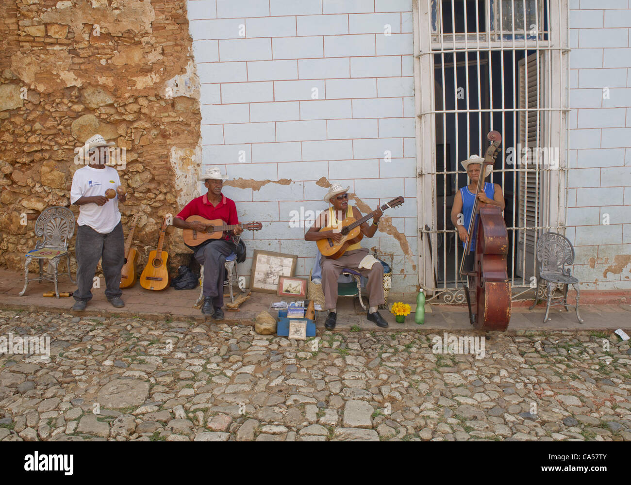 10. Mai 2012 - Trinidad, US - Musiker finden Sie Durchführung draußen und drinnen in der gesamten kubanischen Städte und Gemeinden, mit Musik und Tanz einen wichtigen Bestandteil der CountryÃ•s-Kultur. Hier führen Musiker auf eine gepflasterte Straße in Trinidad. Die Stadt verfügt über mindestens 10 live-Musik. (Credit Stockfoto