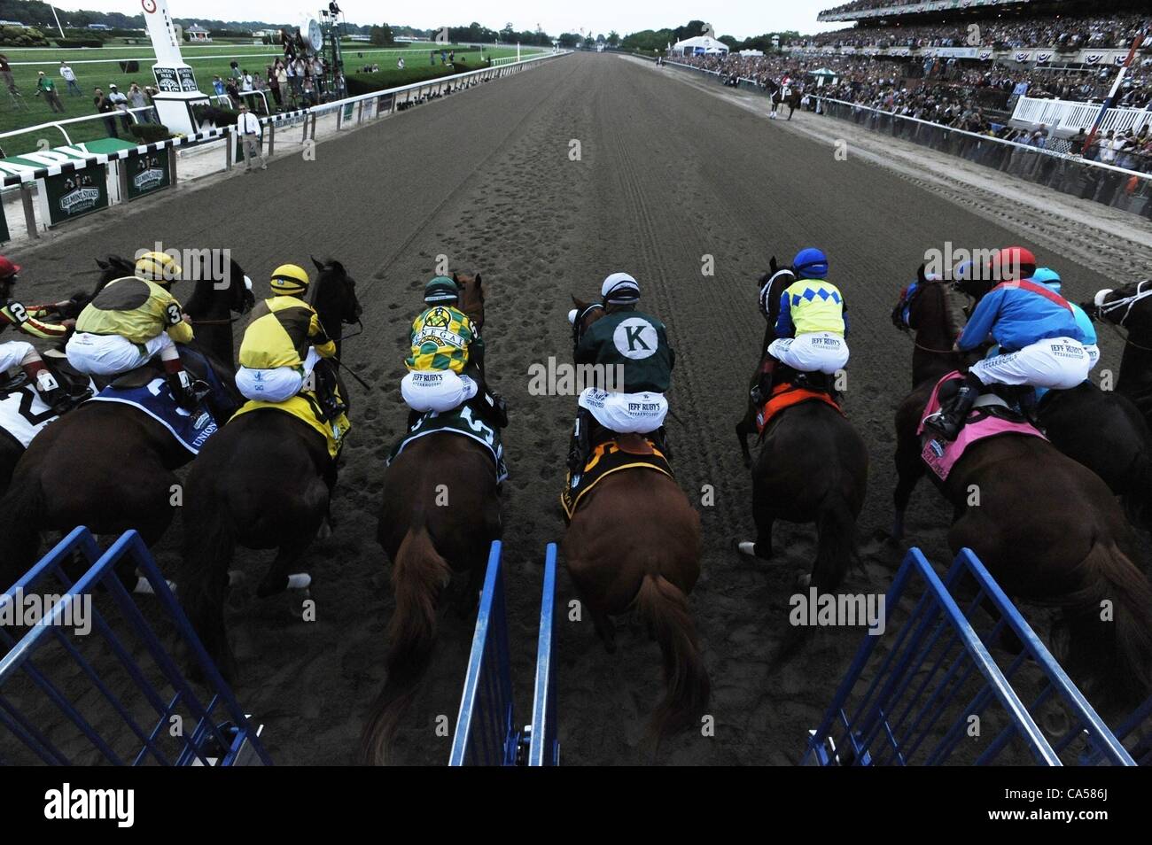 9. Juni 2012 - Elmont, New York, USA - Pferde brechen aus dem Tor zu Beginn des Rennens als Union Lumpen mit John Velazquez und trainiert von Michael Matz gewinnt den 144. Ablauf die Belmont Stakes - Klasse 1 - $1.000.000 bei 1 1/2 Meilen laufen. (Bild Kredit: Bryan Smith/ZUMAPRESS.com ©) Stockfoto