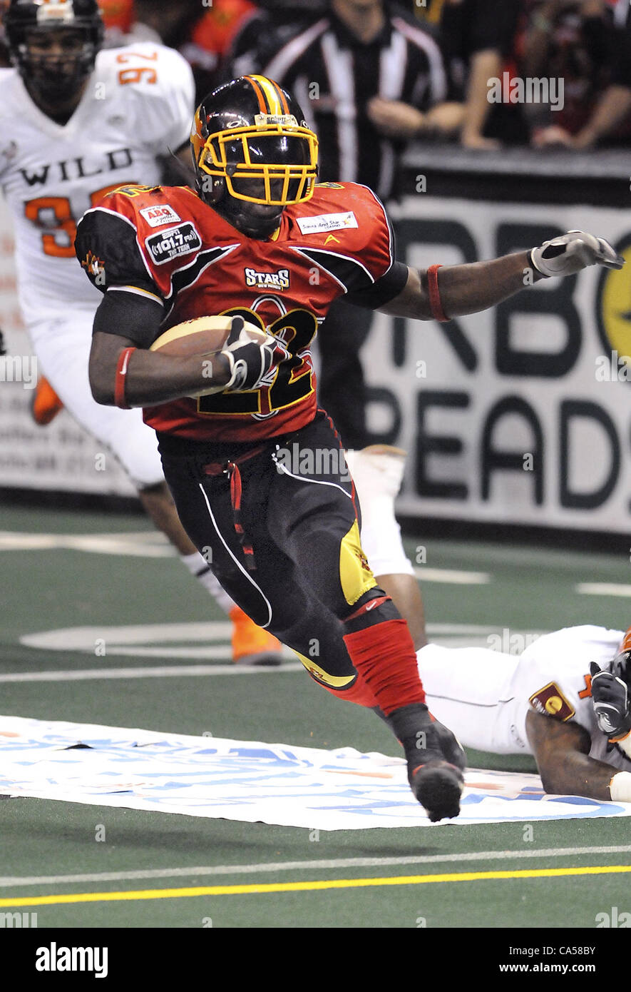 9. Juni 2012 - Rio Rancho, NM, USA - NM Stars Runningback #22 Dontrell Moore entgeht s Tackler im Spiel gegen Wichita Samstagabend.  Samstag, 9. Juni 2012. (Kredit-Bild: © Jim Thompson/Albuquerque Journal/ZUMAPRESS.com) Stockfoto