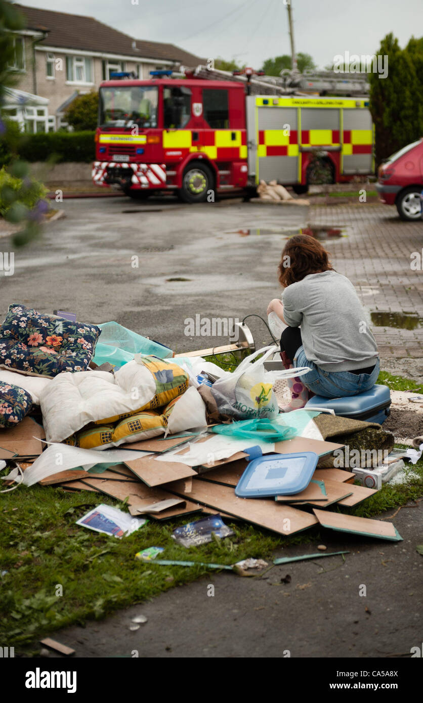 Sonntag, 10. Juni 2012. Carys Lennon von Llanbadarn in der Nähe von Aberystwyth aufräumen machte ihre Mutter Eigenschaft nach dem Flash Überschwemmungen Aberystwyth Bereich auf Samstag, 9. Juni 2012 Stockfoto