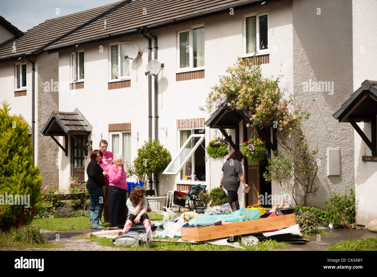 Sonntag, 10. Juni 2012. Stephanie Lennon und ihre Familie von Llanbadarn in der Nähe von Aberystwyth säubert das Durcheinander gemacht ihres Hauses nach dem Flash Überschwemmungen Aberystwyth Bereich auf Samstag, 9. Juni 2012 Stockfoto