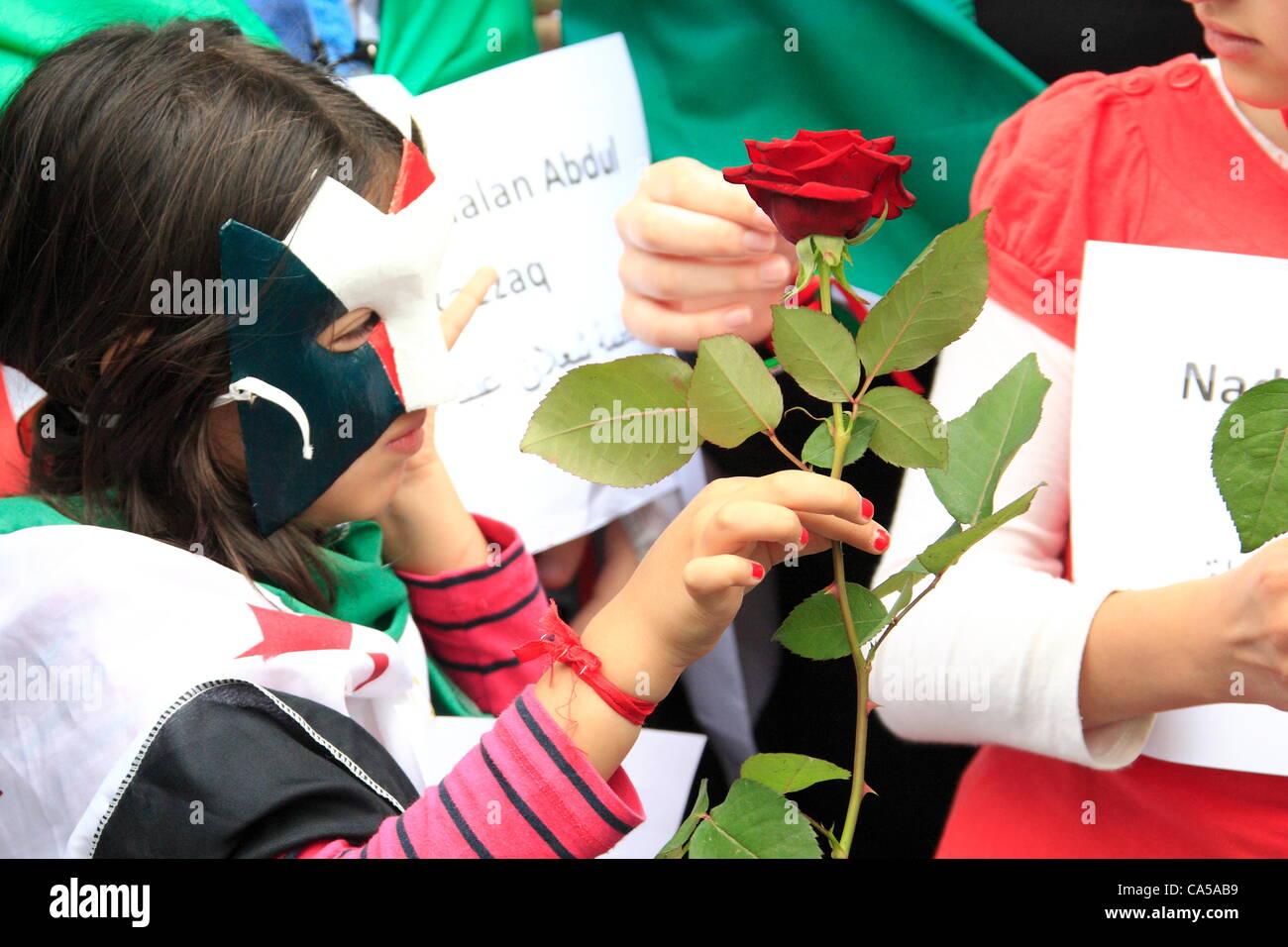 Sonntag, 10. Juni 2012 Journalist Louise Tickle organisiert Protest gegen syrische Botschaft. Kinder erhalten eine rote Rose, um den Tod des Kindes getötet in den letzten syrischen Gräueltaten: Credit: HOT SHOTS / Alamy Live News Stockfoto