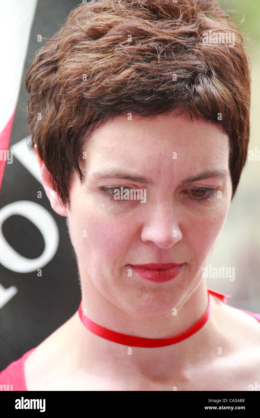Sonntag, 10. Juni 2012 Journalist Louise Tickle organisiert Protest gegen syrische Botschaft. Eine emotionale Louise Tickle spricht während einer Protestaktion an der syrischen Botschaft in London: Credit: HOT SHOTS / Alamy Live News Stockfoto