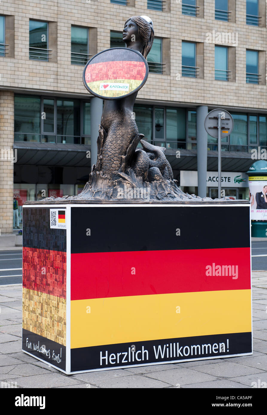 Statue der Meerjungfrau (Symbol Warschaus) mit deutscher Flagge stehend in Warschau während der Europameisterschaft 2012. 16 Monumente, Wahrzeichen der Stadt wurden in Warschau, Fußball-Fans aus ganz Europa begrüßen zu dürfen. 10. Juni 2012 Stockfoto