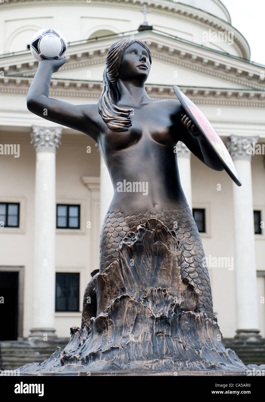 Statue der Meerjungfrau (Symbol Warschaus) mit deutscher Flagge stehend in Warschau während der Europameisterschaft 2012. 16 Monumente, Wahrzeichen der Stadt wurden in Warschau, Fußball-Fans aus ganz Europa begrüßen zu dürfen. 10. Juni 2012 Stockfoto