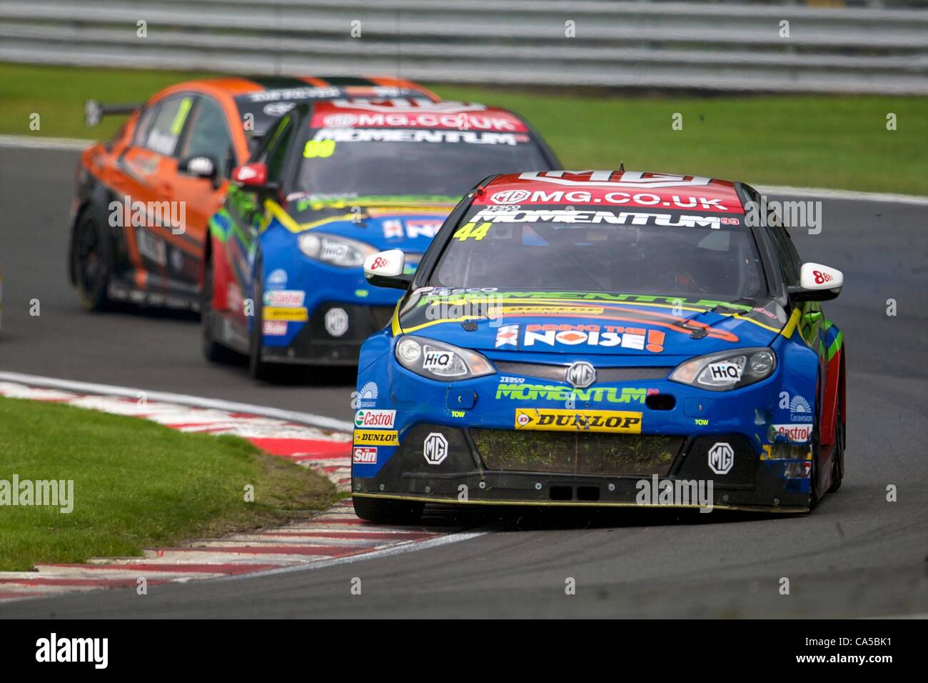 10.06.2012 Oulton Park, England. Andy Neate in seinem MG KX Momentum Racing MG6 GT (NGTC), Jason Plato in seinem MG KX Momentum Racing MG6 GT (NGTC) und Frank Wrathall in seinem Dynojet Toyota Avensis (NGTC) in Aktion während der runden, 10, 11 und 12 der Dunlop British Touring Car Championship. Stockfoto