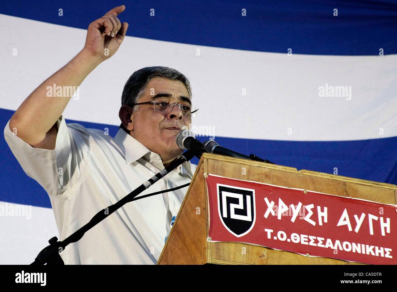 10. Juni 2012. Thessaloniki, Griechenland. Nikolaos Michaloliakos der Vorsitzende der rechtsextremen Partei Golden Dawn (Chrysi Avgi), befasst sich mit einer Wahlveranstaltung in der zweitgrößten Stadt Griechenlands, Thessaloniki. Golden Dawn hat einen starken Anstieg der Unterstützung während der anhaltenden Krise Griechenlands gesehen. Stockfoto