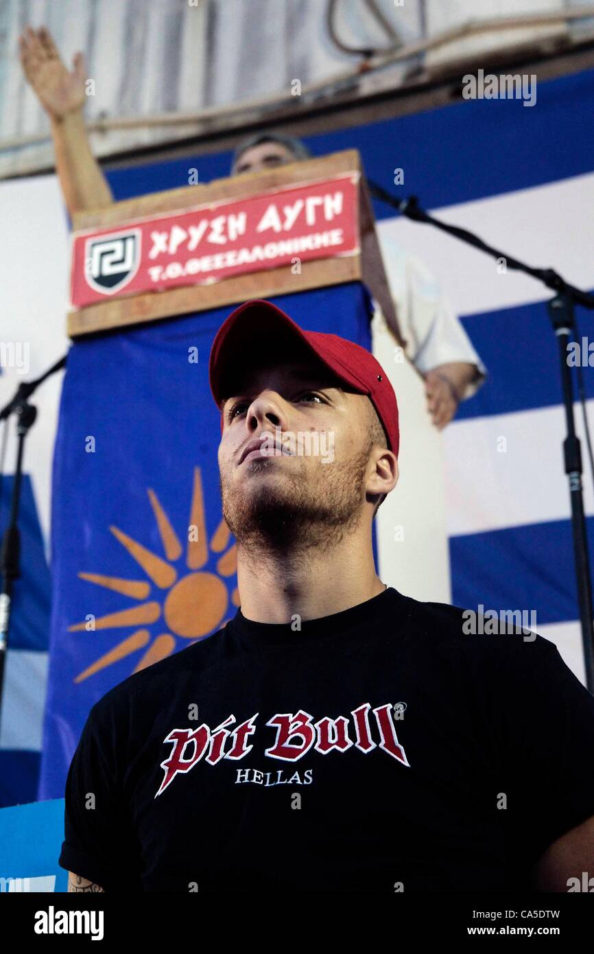 10. Juni 2012. Thessaloniki, Griechenland. Nikolaos Michaloliakos der Vorsitzende der rechtsextremen Partei Golden Dawn (Chrysi Avgi), befasst sich mit einer Wahlveranstaltung in der zweitgrößten Stadt Griechenlands, Thessaloniki. Golden Dawn hat einen starken Anstieg der Unterstützung während der anhaltenden Krise Griechenlands gesehen. Stockfoto