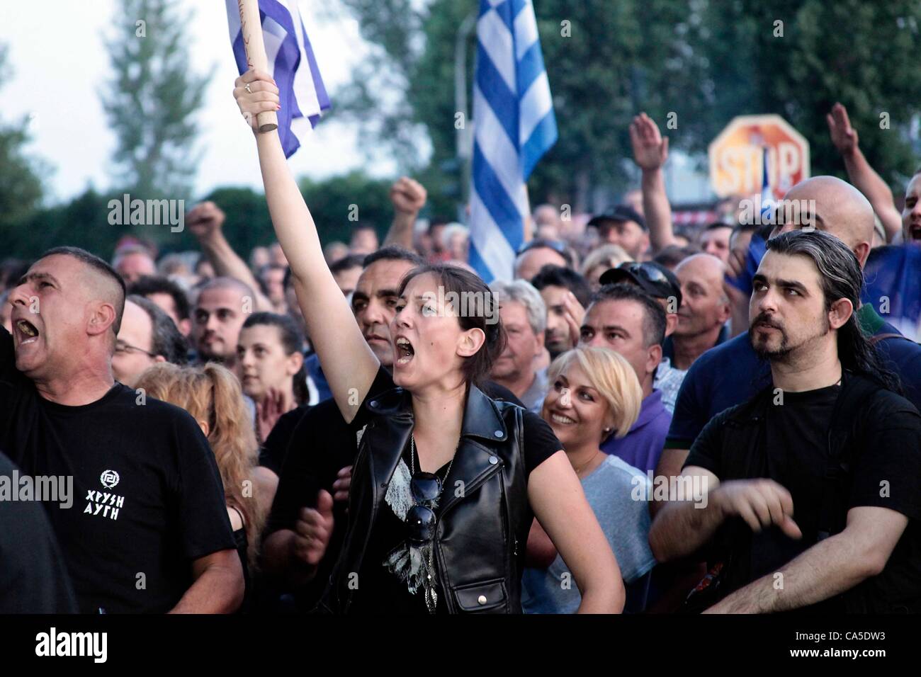 10. Juni 2012. Thessaloniki, Griechenland. Nikolaos Michaloliakos der Vorsitzende der rechtsextremen Partei Golden Dawn (Chrysi Avgi), befasst sich mit einer Wahlveranstaltung in der zweitgrößten Stadt Griechenlands, Thessaloniki. Golden Dawn hat einen starken Anstieg der Unterstützung während der anhaltenden Krise Griechenlands gesehen. Stockfoto