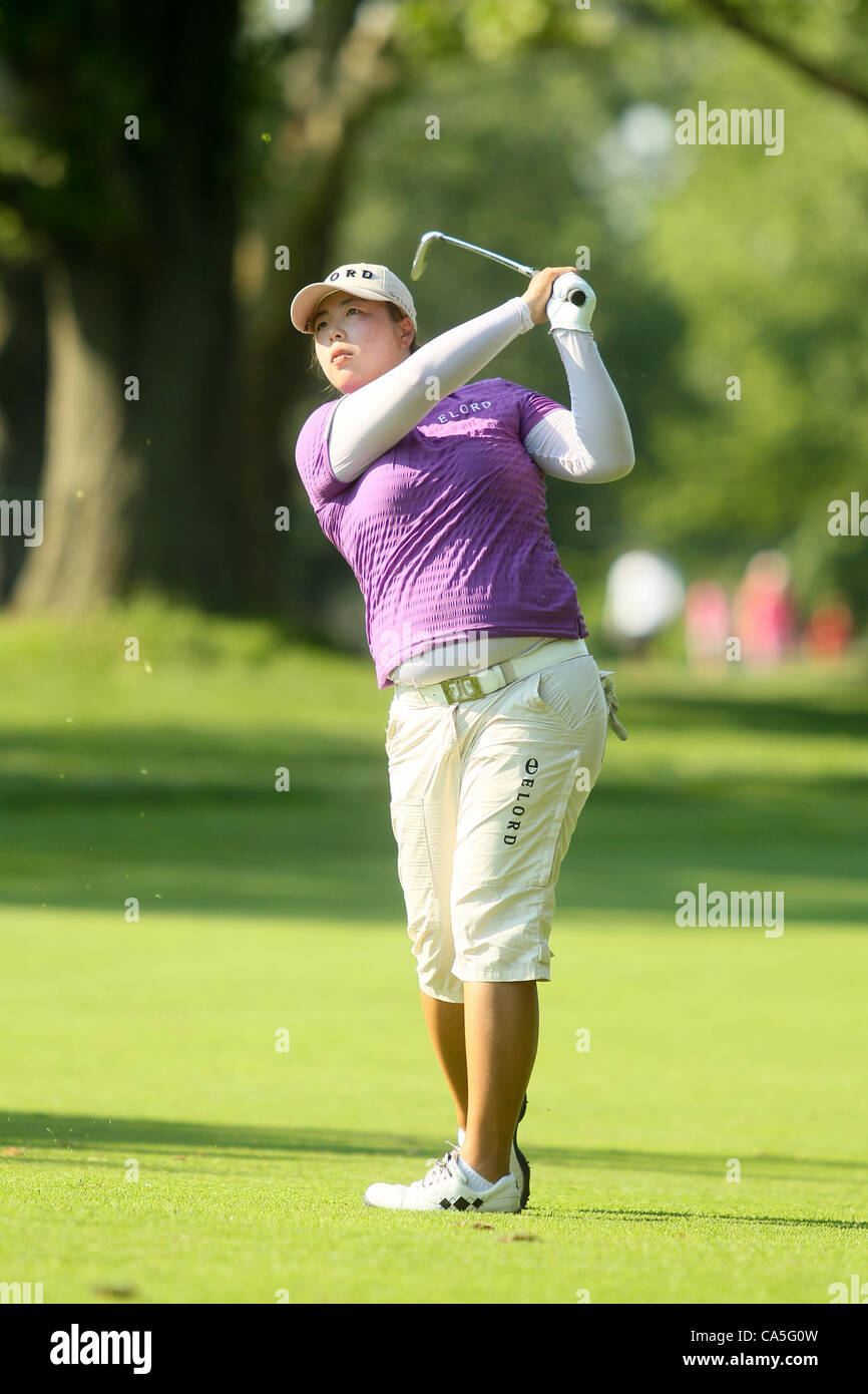 10.06.2012. Pittsford, NY, USA.  Shanshan Feng, Guangzhou China, wird der erste Spieler aus der Volksrepublik China ein LPGA-Tour-Event zu gewinnen, während die letzte Runde der Wegmans LPGA Championship im Locust Hill Country Club in Pittsford, NY. Stockfoto