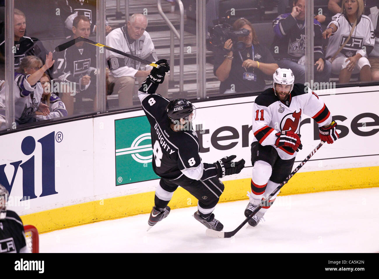 11.06.2012.Los Angeles Staples Center, USA.  New Jersey Devils Rechtsaußen #11 Stephen Gionta (USA), Los Angeles Kings Verteidiger #8 klopft Drew Doughty (CAN) in Spiel 6 der Stanley-Cup-Finale zwischen den New Jersey Devils und den Los Angeles Kings im Staples Center in Los Angeles, Kalifornien. Stockfoto