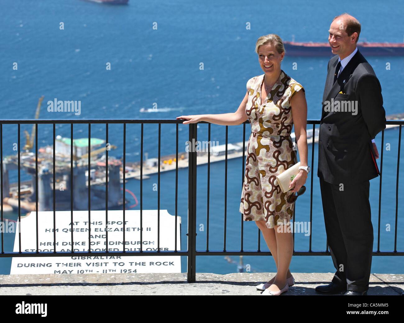 06.12.2012, Gibraltar. Der Graf und die Gräfin von Wessex Edward und Sophie die oberen Felsen in Gibraltar als Teil der Royal Diamond Jubilee-Tour besuchen. Standen sie beide auf der gleichen Suche schieden Königin Stood in 1954. Stockfoto