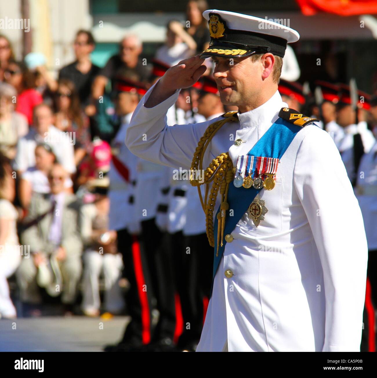 Gibraltar. 12. Juni 2012. Die Parade in Gibraltar Stadtzentrum (Kasematten Quadrat) The Royal Gibraltar Regiment Band stattfand die Nationalhymne gespielt und waren begleitet von Gibraltar Regiment Soldaten der Royal Air Force und Navy. Tausende säumten den Platz um die königliche Besucher begrüßen. Stockfoto